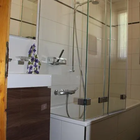 Haus Weideli, Dammstrasse 7 بيت للعطل